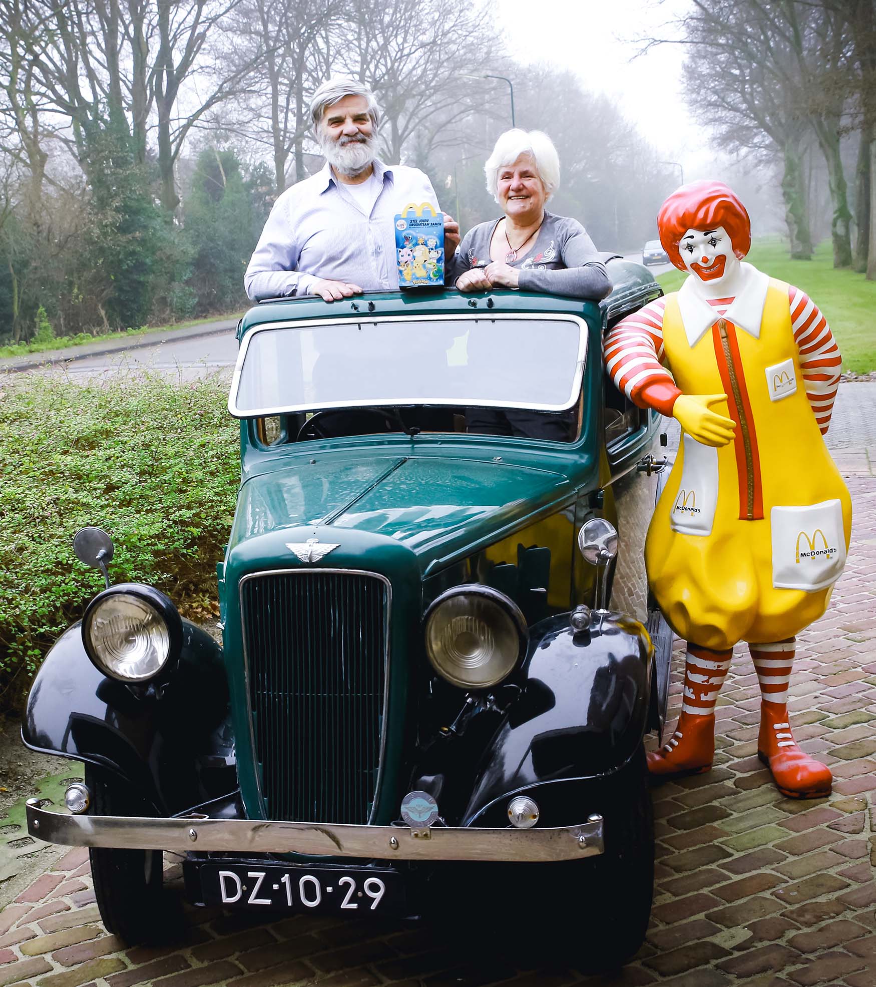 Rob en Bep Goudriaan met Ronald en de Austin Ten